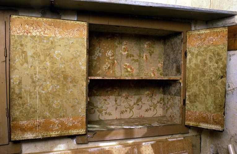 Ancien hôtel du gouverneur : pièce dite laboratoire, détail : intérieur du deuxième placard mural gauche. © Michel Thierry / Région Bourgogne-Franche-Comté, Inventaire du patrimoine - 2004