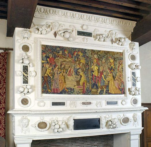 Ancien hôtel du gouverneur : salle du conseil d'administration, hotte de la cheminée. © Michel Thierry / Région Bourgogne-Franche-Comté, Inventaire du patrimoine - 2004