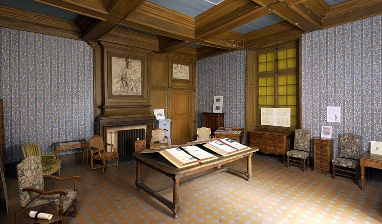 Ancien hôtel du gouverneur : salle dite chambre bleue, vue d'ensemble depuis le palier. © Michel Thierry / Région Bourgogne-Franche-Comté, Inventaire du patrimoine - 2004