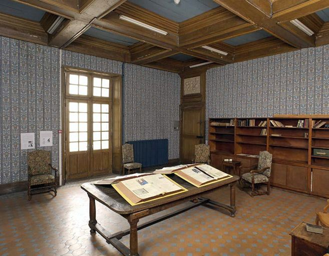 Ancien hôtel du gouverneur : salle dite chambre bleue, vue d'ensemble depuis la porte de la pièce actuellement appelée bureau. © Michel Thierry / Région Bourgogne-Franche-Comté, Inventaire du patrimoine - 2004