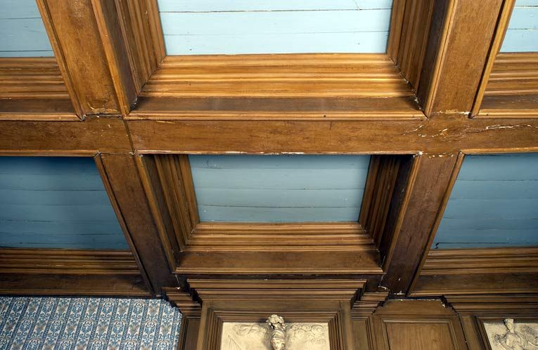 Ancien hôtel du gouverneur : salle dite chambre bleue, plafond à caissons. © Michel Thierry / Région Bourgogne-Franche-Comté, Inventaire du patrimoine - 2004