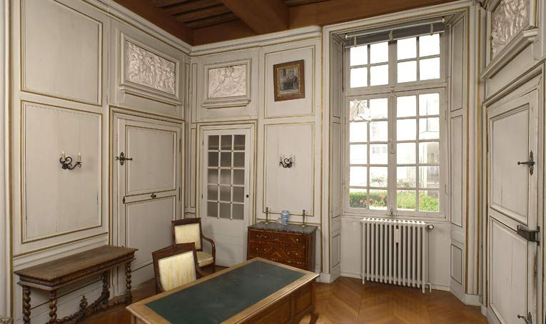 Ancien hôtel du gouverneur : pièce actuellement appelée bureau, vue d'ensemble depuis la cheminée. © Michel Thierry / Région Bourgogne-Franche-Comté, Inventaire du patrimoine - 2004