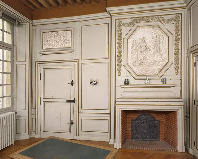 Ancien hôtel du gouverneur : pièce actuellement appelée bureau, cheminée et porte d'accès à la salle dite chambre bleue. © Michel Thierry / Région Bourgogne-Franche-Comté, Inventaire du patrimoine - 2004