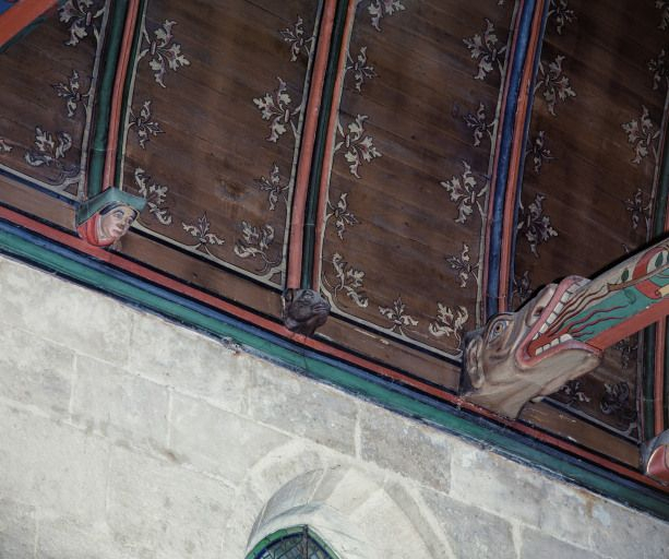 Grande chambre des Pauvres : détail, blochets saillants figurés (4e travée, côté droit). © Michel Rosso / Région Bourgogne-Franche-Comté, Inventaire du patrimoine - 2004