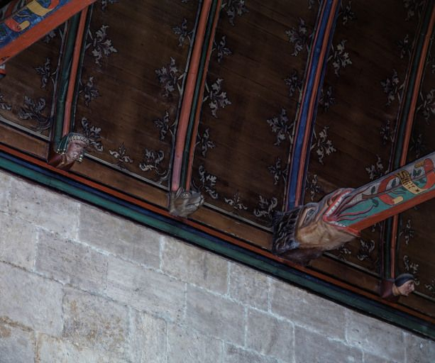 Grande chambre des Pauvres : détail, blochets saillants figurés (10e travée, côté droit). © Michel Rosso / Région Bourgogne-Franche-Comté, Inventaire du patrimoine - 2004