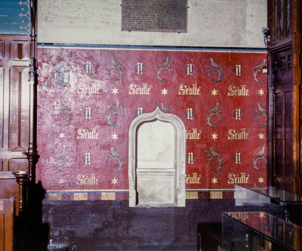 Grande chambre des Pauvres, chapelle : lavabo (mur droit). © Michel Rosso / Région Bourgogne-Franche-Comté, Inventaire du patrimoine - 2004