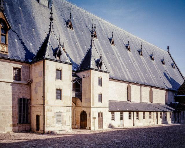 Grand corps de bâtiment (élévation sur cour) : partie du bâtiment abritant la grande chambre des Pauvres. © Michel Rosso / Région Bourgogne-Franche-Comté, Inventaire du patrimoine - 2004