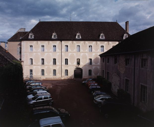 Bâtiment dit des greniers : élévation sur la 3e cour (vue d'ensemble). © Michel Rosso / Région Bourgogne-Franche-Comté, Inventaire du patrimoine - 2004