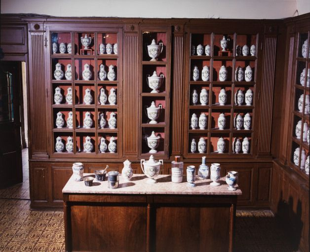 Pharmacie, vue partielle. © Michel Rosso / Région Bourgogne-Franche-Comté, Inventaire du patrimoine - 2004