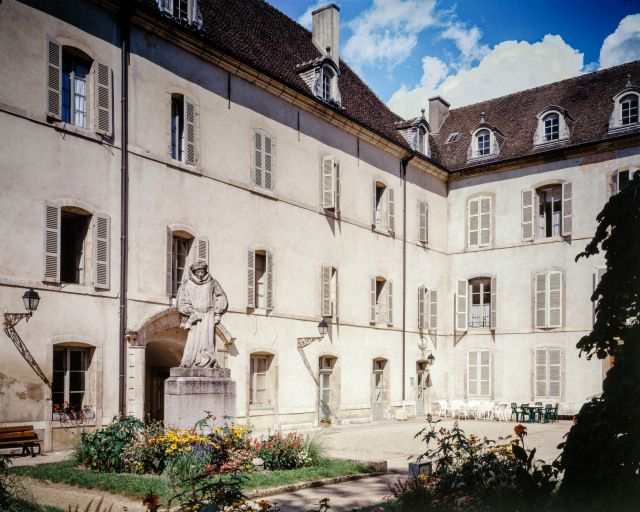 Bâtiment dit des greniers et bâtiment Saint-Joseph (deuxième cour). © Michel Rosso / Région Bourgogne-Franche-Comté, Inventaire du patrimoine - 2004