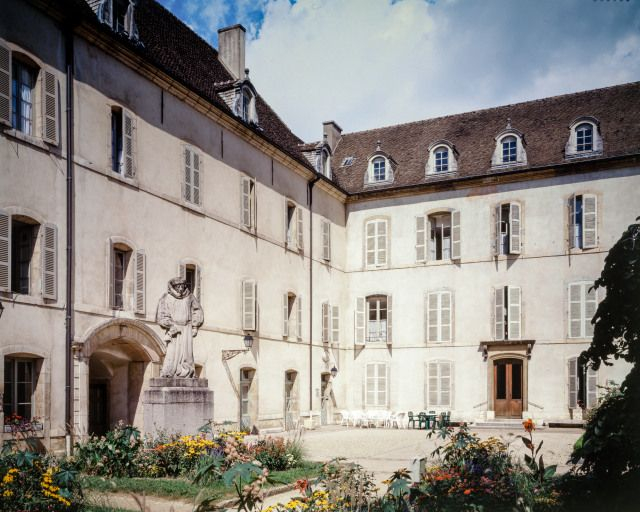 Bâtiment dit des greniers et bâtiment Saint-Joseph (2e cour). © Michel Rosso / Région Bourgogne-Franche-Comté, Inventaire du patrimoine - 2004