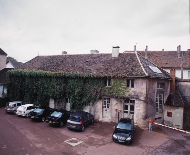 Bâtiment abritant la chapelle mortuaire, la buanderie, le lavoir et le séchoir (XIXe siècle), le long de la rue Triperie : élévation sur la 3e cour. © Michel Rosso / Région Bourgogne-Franche-Comté, Inventaire du patrimoine - 2004