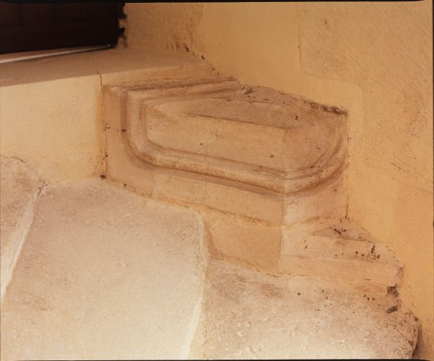 Tourelle d'escalier carrée : détail d'un corbeau. © Michel Rosso / Région Bourgogne-Franche-Comté, Inventaire du patrimoine - 2004