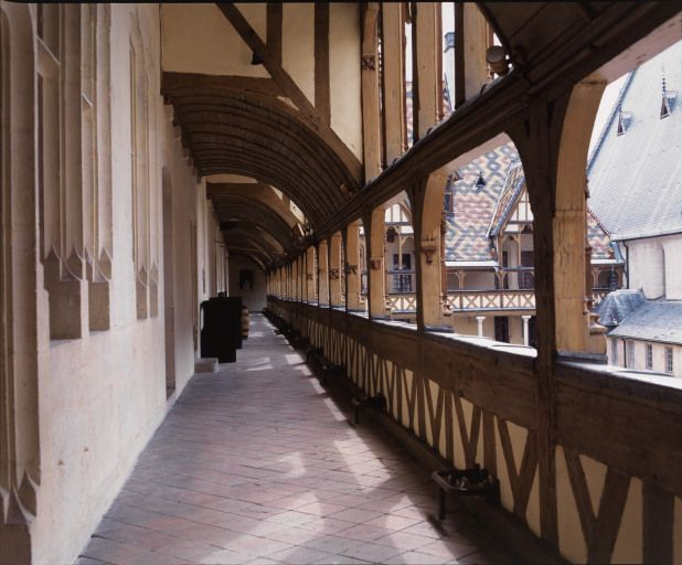 Galerie haute de la grande aile sur cour. © Michel Rosso / Région Bourgogne-Franche-Comté, Inventaire du patrimoine - 2004