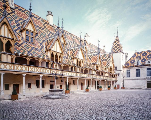 Grande aile sur cour, vue d'ensemble de trois quarts gauche. © Michel Rosso / Région Bourgogne-Franche-Comté, Inventaire du patrimoine - 2004