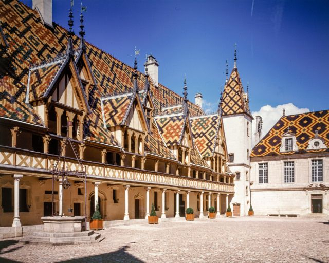 Grande aile sur cour et salle Saint-Louis. © Michel Rosso / Région Bourgogne-Franche-Comté, Inventaire du patrimoine - 2004