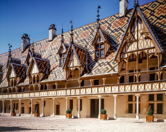Grande aile sur cour, partie droite. © Michel Rosso / Région Bourgogne-Franche-Comté, Inventaire du patrimoine - 2004