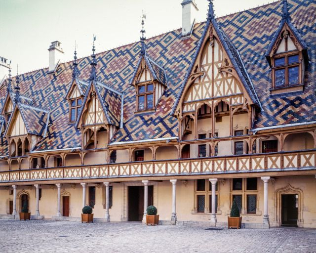 Grande aile sur cour : vue partielle (côté chambre du Roi). © Michel Rosso / Région Bourgogne-Franche-Comté, Inventaire du patrimoine - 2004