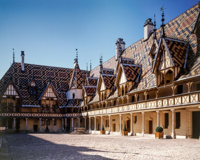 Ailes sur cour. © Michel Rosso / Région Bourgogne-Franche-Comté, Inventaire du patrimoine - 2004