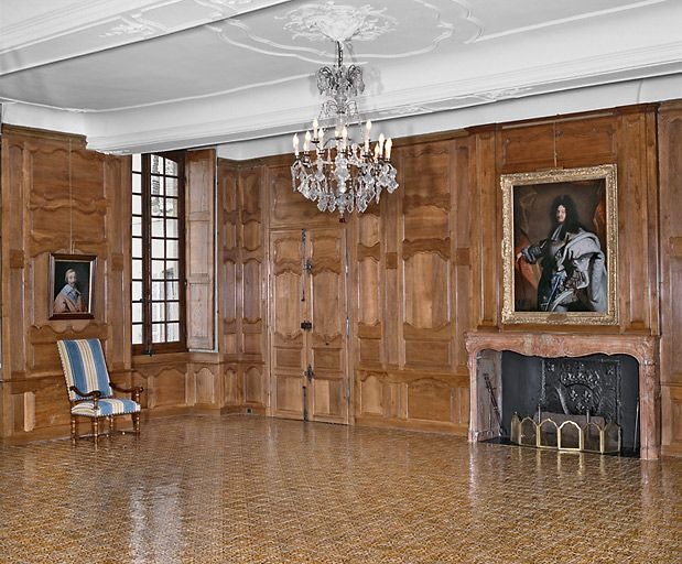 Chambre du Roi : vue d'ensemble (cheminée et porte de la salle des archives). © Michel Rosso / Région Bourgogne-Franche-Comté, Inventaire du patrimoine - 2004