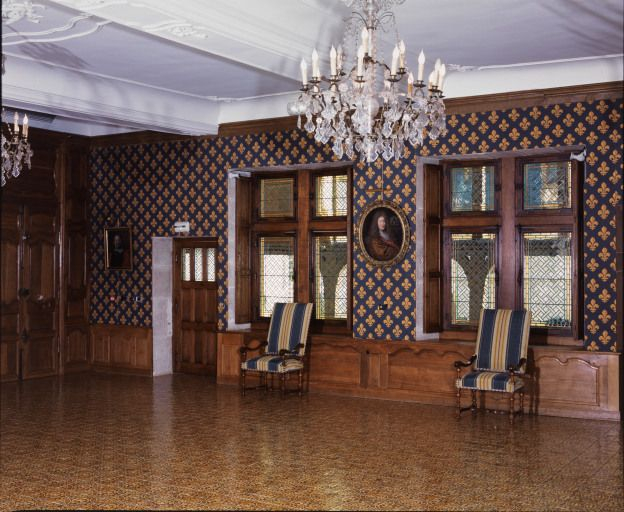 Chambre du Roi : vue d'ensemble (fenêtres ouvrant sur la galerie haute). © Michel Rosso / Région Bourgogne-Franche-Comté, Inventaire du patrimoine - 2004