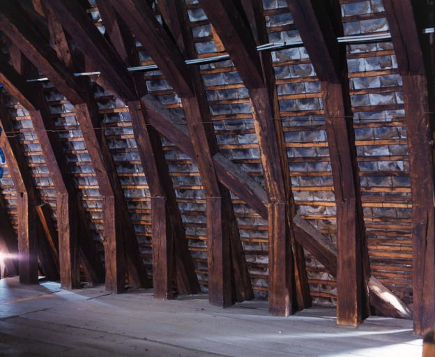 Grand corps de bâtiment : vue partielle de la charpente de la grande chambre des Pauvres. © Michel Rosso / Région Bourgogne-Franche-Comté, Inventaire du patrimoine - 2004