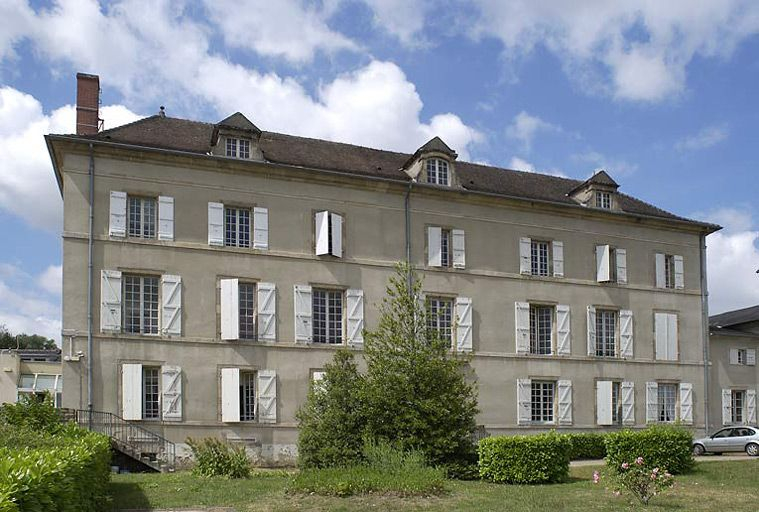 Vue d'ensemble de la façade antérieure. © Michel Thierry / Région Bourgogne-Franche-Comté, Inventaire du patrimoine - 2004