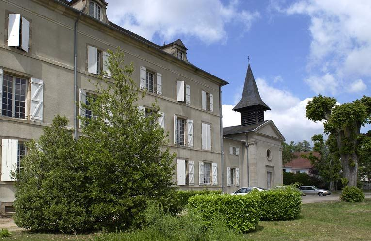Partie droite de la façade antérieure et chapelle. © Michel Thierry / Région Bourgogne-Franche-Comté, Inventaire du patrimoine - 2004