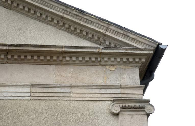 Chapelle : détail du fronton et de l'entablement. © Michel Thierry / Région Bourgogne-Franche-Comté, Inventaire du patrimoine - 2004