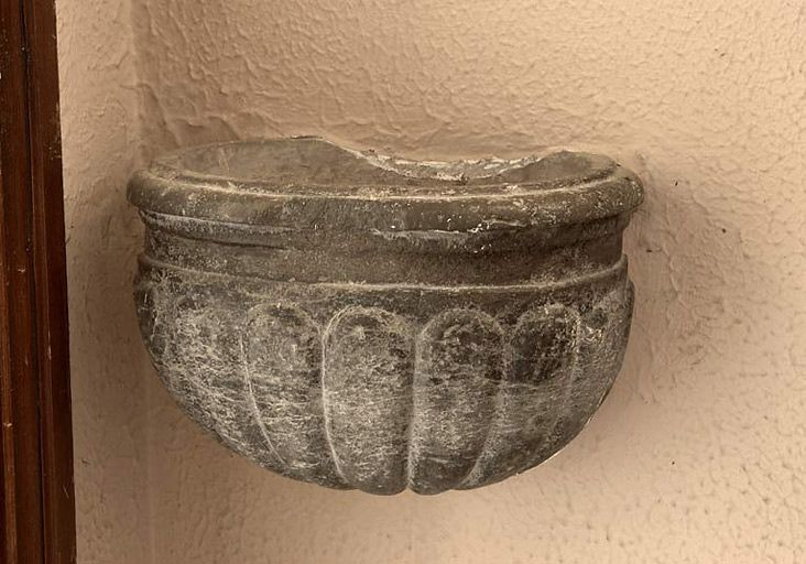 Bénitier dans le vestibule. © Michel Thierry / Région Bourgogne-Franche-Comté, Inventaire du patrimoine - 2004