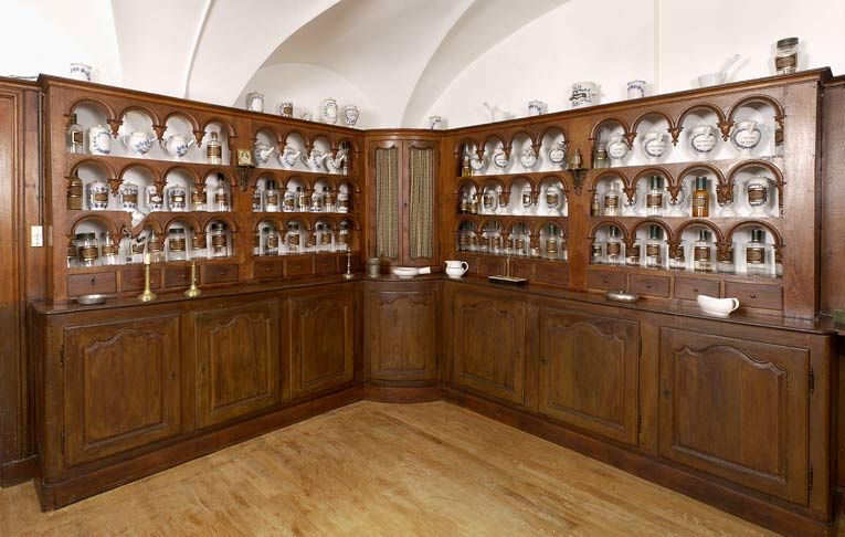 Apothicairerie : vue d'ensemble depuis l'entrée. © Michel Thierry / Région Bourgogne-Franche-Comté, Inventaire du patrimoine - 2004