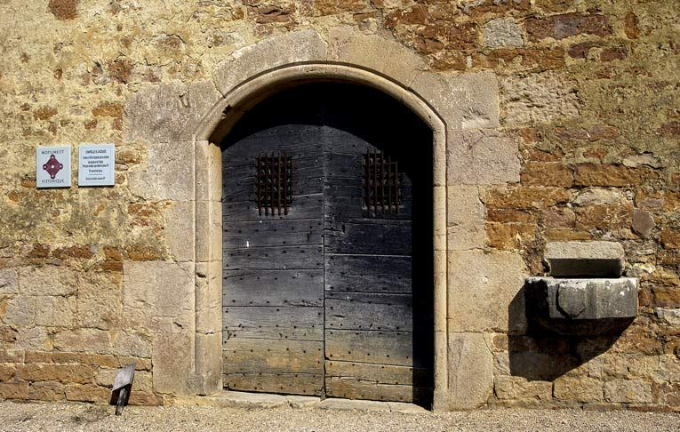 Détail du portail d'entrée et du bénitier. © Michel Thierry / Région Bourgogne-Franche-Comté, Inventaire du patrimoine - 2004