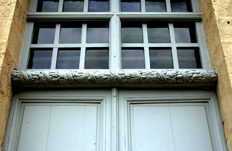 Aile gauche, détail de l'imposte de la fenêtre surmontant la porte d'entrée. © Michel Thierry / Région Bourgogne-Franche-Comté, Inventaire du patrimoine - 2004