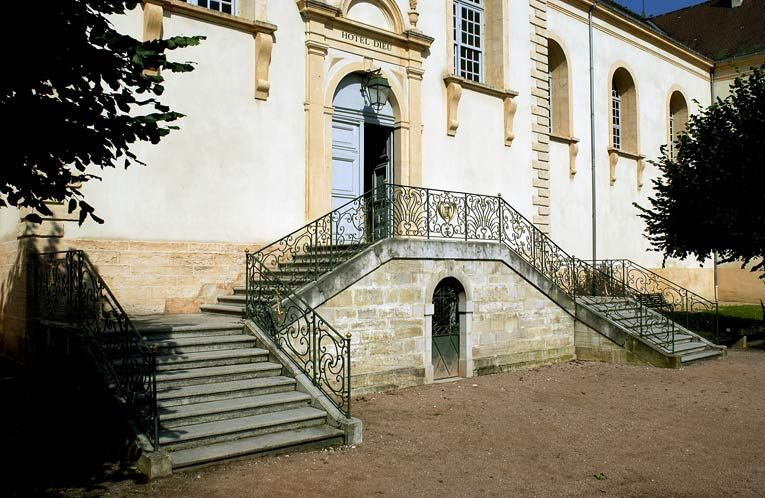 Perron et escalier donnant accès à la chapelle. © Michel Thierry / Région Bourgogne-Franche-Comté, Inventaire du patrimoine - 2004