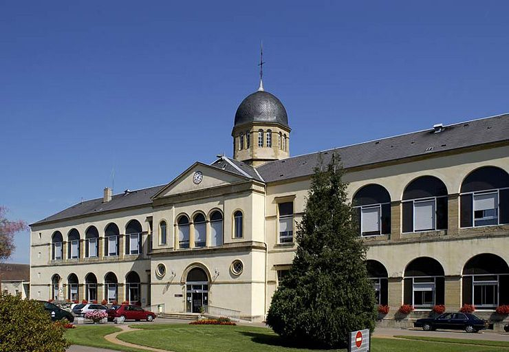 Façade antérieure, vue d'ensemble de la partie gauche. © Michel Thierry / Région Bourgogne-Franche-Comté, Inventaire du patrimoine - 2004