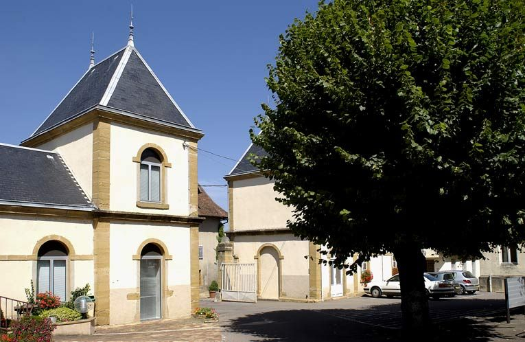 Pavillons d'entrée, vue générale depuis la cour. © Michel Thierry / Région Bourgogne-Franche-Comté, Inventaire du patrimoine - 2004