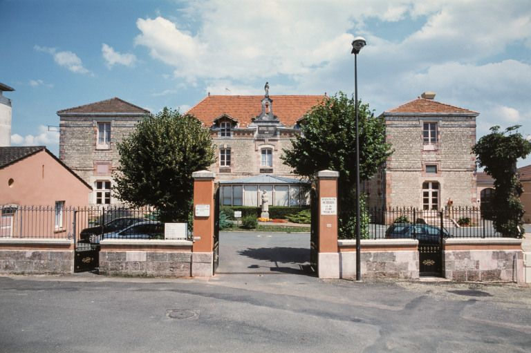 Façade antérieure : vue d'ensemble depuis la rue. © Michel Rosso / Région Bourgogne-Franche-Comté, Inventaire du patrimoine - 2004
