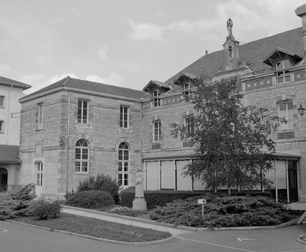 Façade antérieure, partie centrale et aile gauche. © Michel Rosso / Région Bourgogne-Franche-Comté, Inventaire du patrimoine - 2004