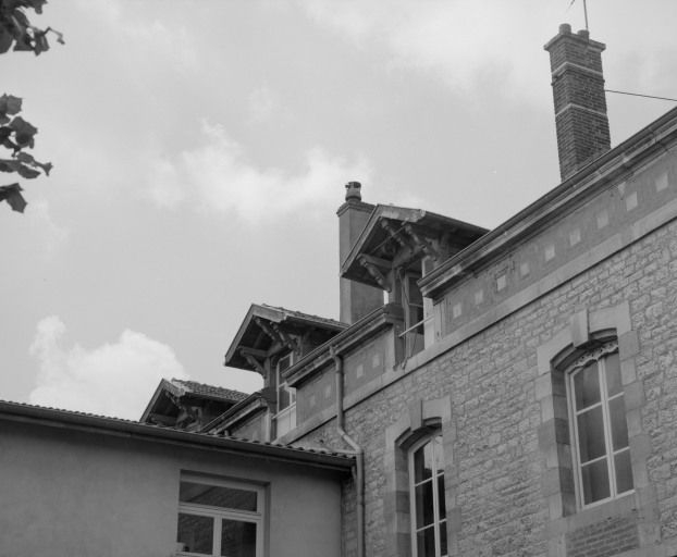 Façade postérieure, détail de 3 lucarnes. © Michel Rosso / Région Bourgogne-Franche-Comté, Inventaire du patrimoine - 2004