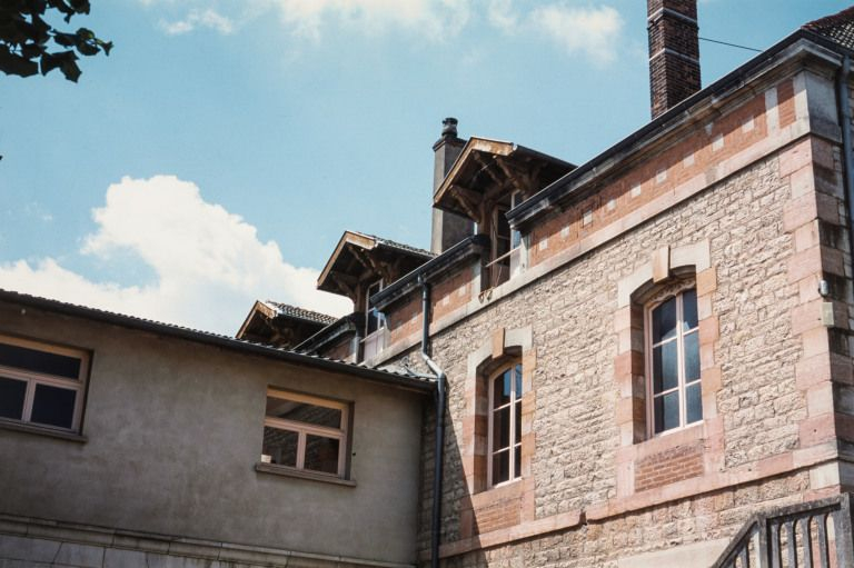 Façade postérieure, détail de 3 lucarnes. © Michel Rosso / Région Bourgogne-Franche-Comté, Inventaire du patrimoine - 2004