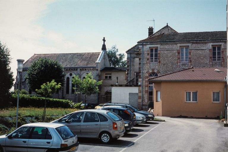 Façade postérieure, vue d'ensemble avec la chapelle. © Michel Rosso / Région Bourgogne-Franche-Comté, Inventaire du patrimoine - 2004