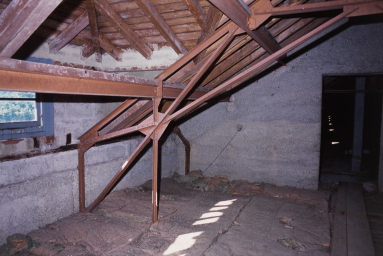 Combles : structure métallique et tuiles plates mécaniques de Saint-Romain. © Jean-Luc Duthu / Région Bourgogne-Franche-Comté, Inventaire du patrimoine - 2004