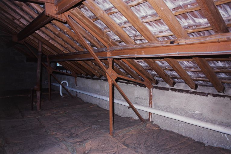 Combles : structure métallique et tuiles plates mécaniques de Saint-Romain. © Jean-Luc Duthu / Région Bourgogne-Franche-Comté, Inventaire du patrimoine - 2004