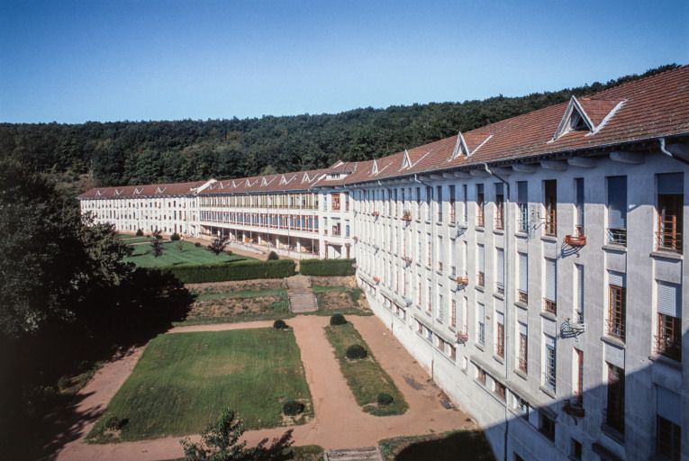 Deuxième et troisième ailes des soins, vues en enfilade depuis la cage d'escalier. © Jean-Luc Duthu / Région Bourgogne-Franche-Comté, Inventaire du patrimoine - 2004