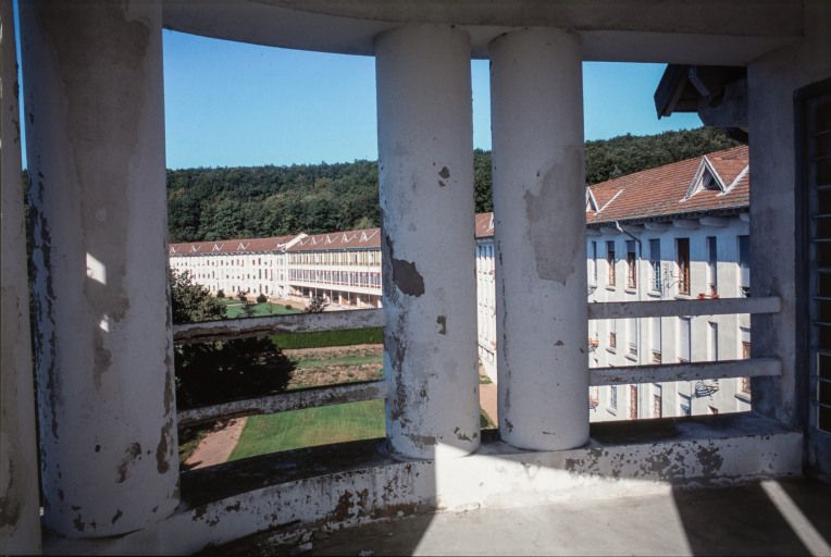 Deuxième et troisième ailes des soins, vues en enfilade depuis la cage d'escalier. © Jean-Luc Duthu / Région Bourgogne-Franche-Comté, Inventaire du patrimoine - 2004