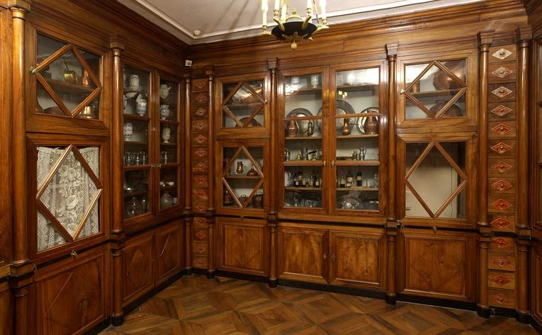 Apothicairerie, panneau côté porte d'entrée. © Michel Thierry / Région Bourgogne-Franche-Comté, Inventaire du patrimoine - 2004