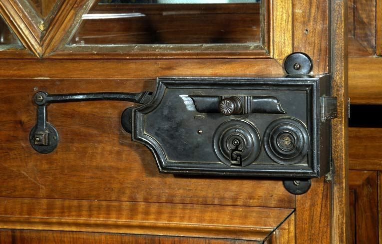 Apothicairerie, détail de la serrure de la porte d'entrée. © Michel Thierry / Région Bourgogne-Franche-Comté, Inventaire du patrimoine - 2004