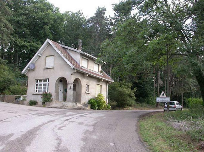 Route d'accès et logement de fonction. © Sylvie Le Clech / Région Bourgogne-Franche-Comté, Inventaire du patrimoine - 2004