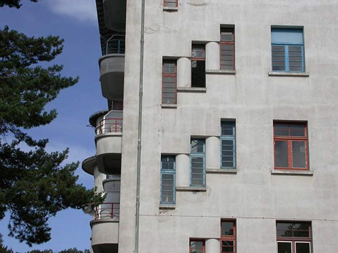 Aile des soins médicaux : vue rapprochée des baies. © Sylvie Le Clech / Région Bourgogne-Franche-Comté, Inventaire du patrimoine - 2004
