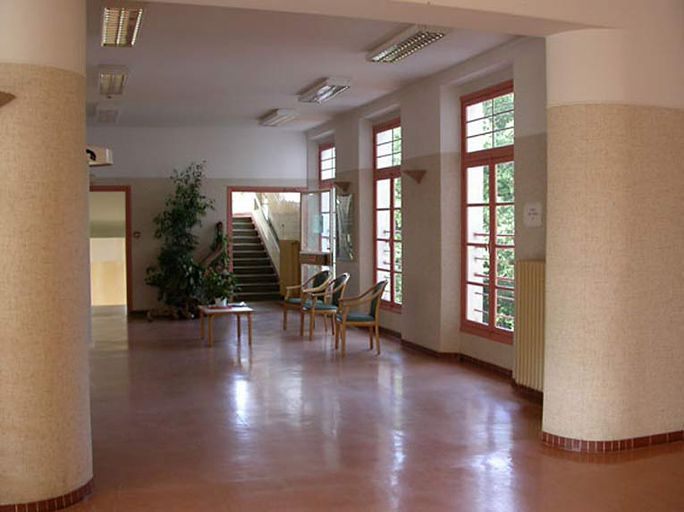 Hall d'accueil : vue intérieure. © Sylvie Le Clech / Région Bourgogne-Franche-Comté, Inventaire du patrimoine - 2004